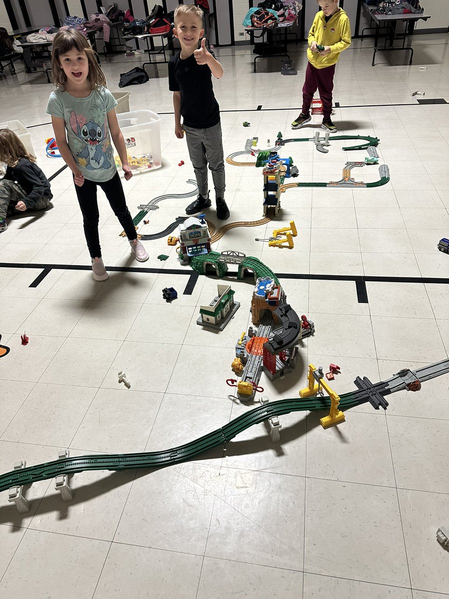 StarsOSD135's tweet photo. Check out these engineering skills by Prairie STARS as they build an epic train track! #osd135 #osdstars https://t.co/rht700ax7x