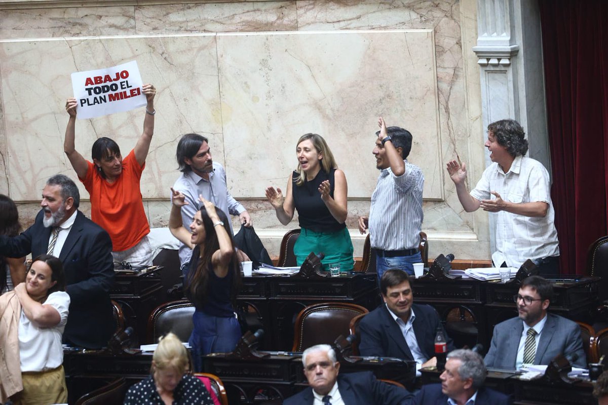 XFilesArgentin's tweet photo. Se cago la Ley Ómnibus..
La Patria no se vende 🇦🇷✌️💪
FIN https://t.co/RnlxppL6hl