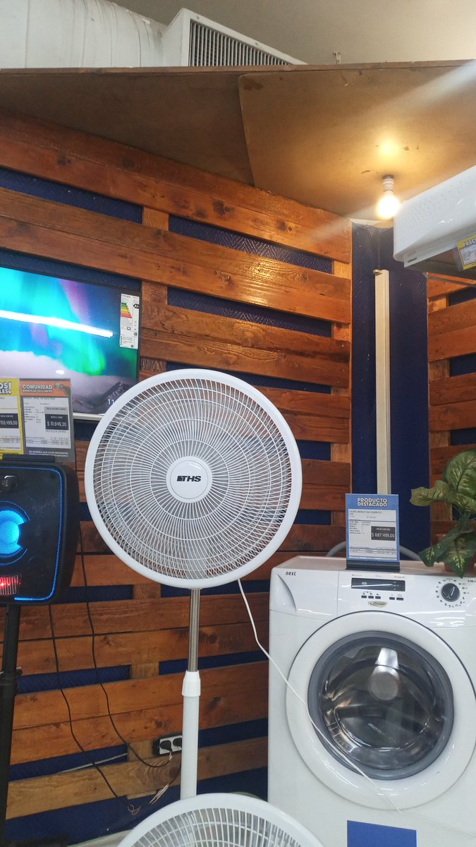 sofigonzalezz's tweet photo. Si vienen al coto me van a encontrar rengueando entre los lácteos y esta esquina donde está exhibido un ventilador abajo de la salida del aire. https://t.co/mHb9jmKVTN