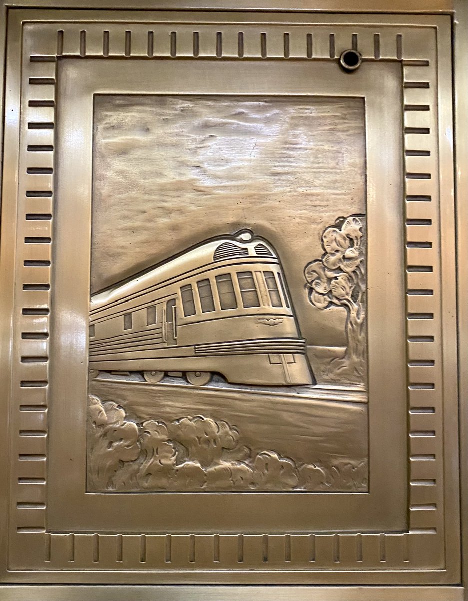 GMF’s Whistlestop Missouri ended with a lively conversation with @MayorLucasKC and UKR’s Ambassador Markarova plus a quick @CityHallSelfie by KC’s very tall, Beaux-Arts govt building with a cool bronze train relief in the elevator. OKC next #Whistlestops4UKR here we come! @gmfus