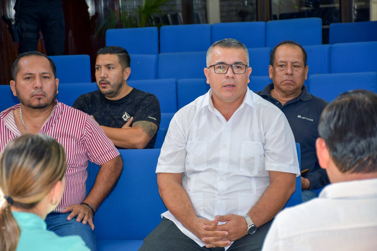 GoberElOro's tweet photo. El gobernador @jimmyblacio_ec sostuvo una reunión de trabajo con representantes del gremio del taxismo de la provincia, en la que se abordaron las necesidades y peticiones de este importante sector del transporte.

@DanielNoboaOk 

#ElNuevoEcuador https://t.co/CZRnCypf3C