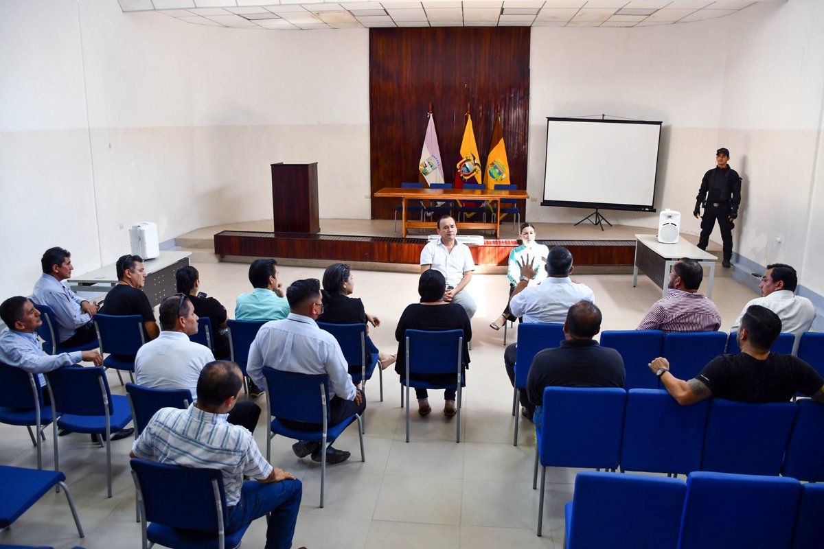 GoberElOro's tweet photo. El gobernador @jimmyblacio_ec sostuvo una reunión de trabajo con representantes del gremio del taxismo de la provincia, en la que se abordaron las necesidades y peticiones de este importante sector del transporte.

@DanielNoboaOk 

#ElNuevoEcuador https://t.co/CZRnCypf3C