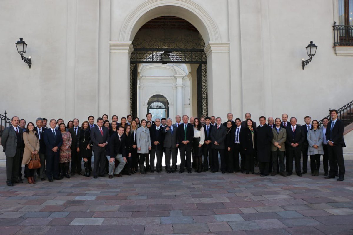 Fui parte del 2do gob del expdte Piñera en @fucoa_chile Sorprendente  su inteligencia y cap de trabajo por un país del que nos sintiéramos todos  orgullosos. Agradecida de aprender de lo público. Mi pésame a su fam y un abrazo a tod@s con los que comparto ese pedacito de historia
