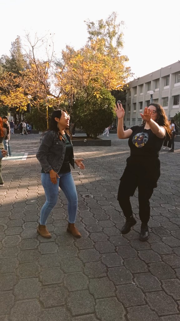 LauraGo56615296's tweet photo. Estudiantes de la @FESAragonUNAM  vuelven a ser niños, las burbujas revolotean entre las manos de decenas de estudiantes mientras aprenden a #contarhistorias con el profesor de reportaje @Vikusan #BurbujasFES https://t.co/JKEkxSwMmy