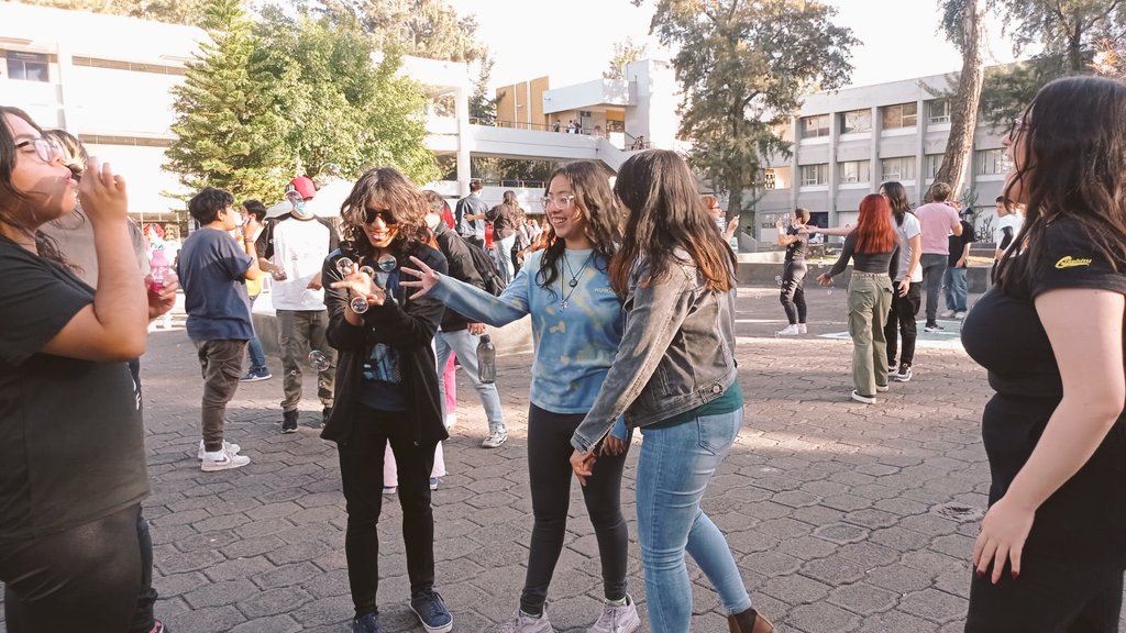 LauraGo56615296's tweet photo. Estudiantes de la @FESAragonUNAM  vuelven a ser niños, las burbujas revolotean entre las manos de decenas de estudiantes mientras aprenden a #contarhistorias con el profesor de reportaje @Vikusan #BurbujasFES https://t.co/JKEkxSwMmy