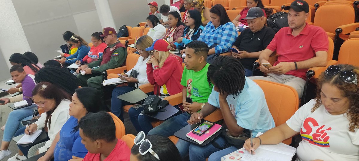 BolivarMrt4's tweet photo. En el marco del desarrollo de las políticas implementadas por el pdte. @NicolasMaduro las 7T rumbo al 2030; MRT Bolívar junto a @ChristoferRuben Resp. Del Bloque Oriental dijeron presente en la videoconferencia con la #Vicesocial y territorial de las Misiones y grandes Misiones. https://t.co/NumZ19wHO5