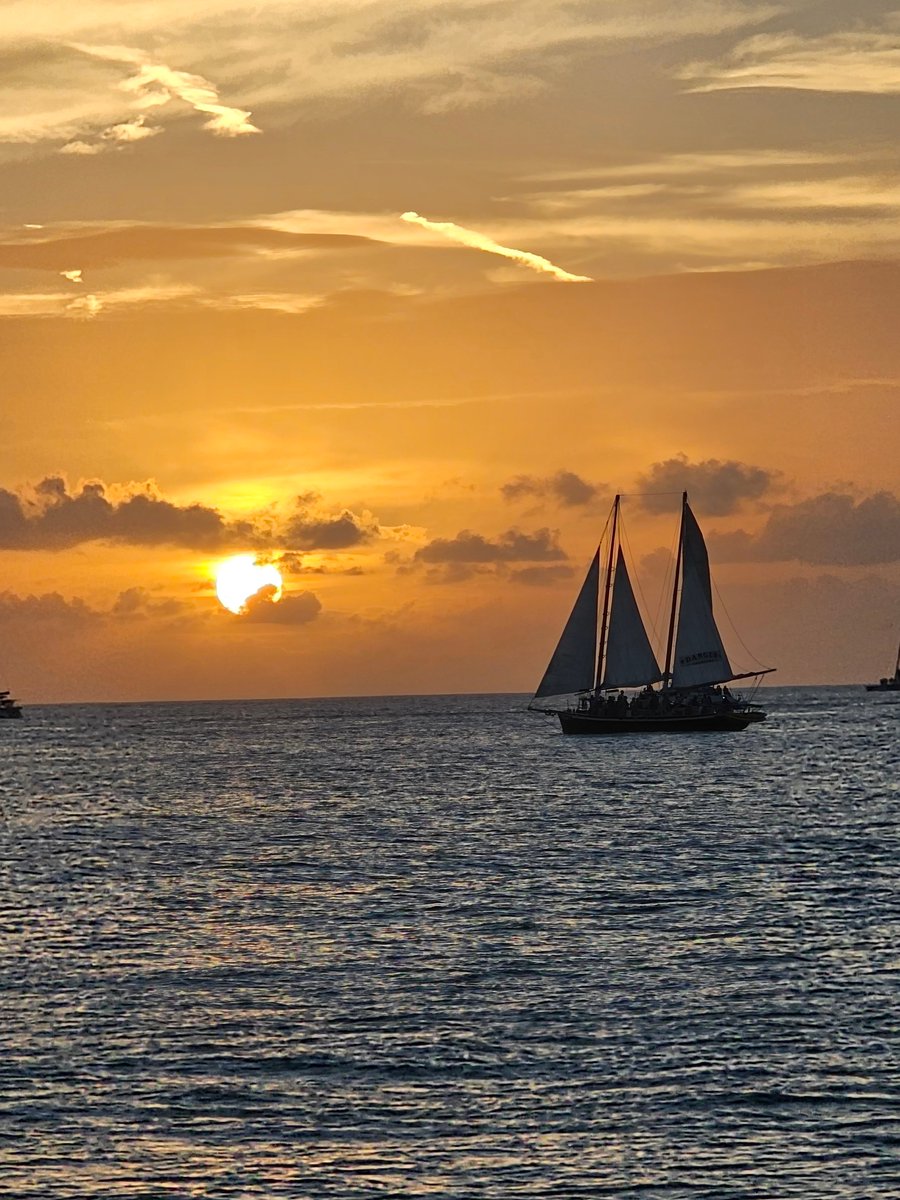 FlaKeysResorts's tweet photo. Key West knows how to paint the sky with breathtaking sunsets! 🌅 Share your favorite snapshots of tonight's sunset and let the world see the magic of Key West evenings. 📸✨ #KeyWestSunset #IslandNights #SpectacularSky #NaturePaints #KeyWestMagic #SunsetViews #IslandBeauty https://t.co/LKkVCYoPl0