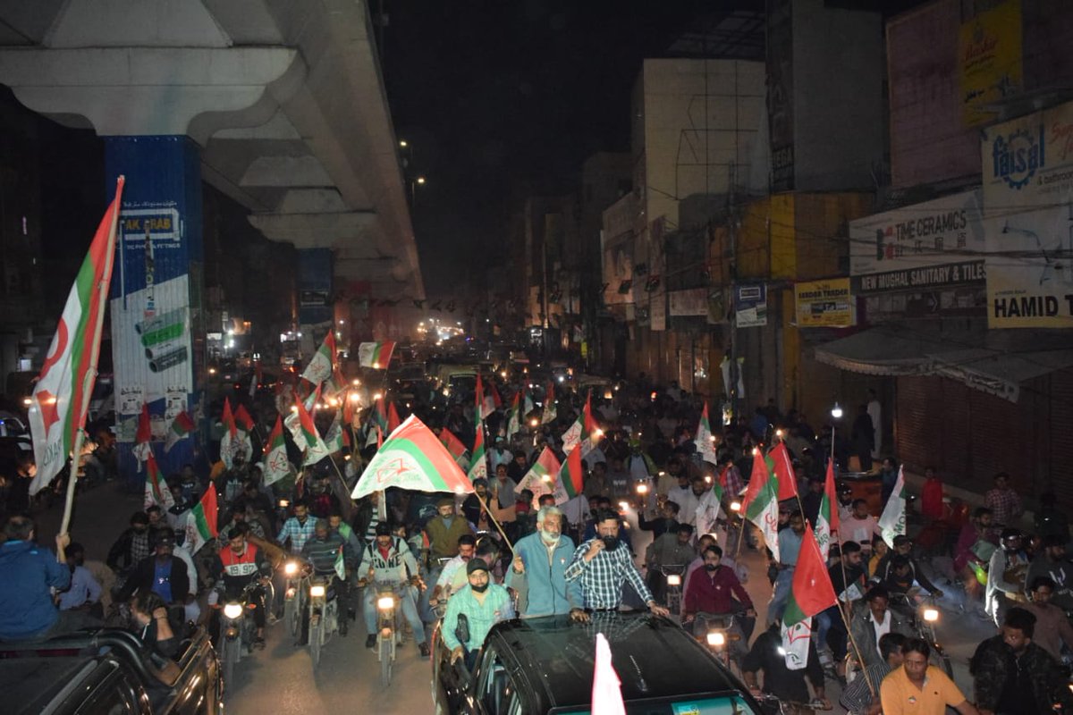 taha_khan90's tweet photo. ہمارا شہر ہمارا اختیار ! ✌
Witnessing an electrifying wave of support at the MQM Pakistan rally! The energy, passion, and unity among our people are truly unmatched.
#MQMP #KarachiKaFaislaMQMP #PS128 #TahaAhmedKhan #KarachiMQMKa #Elections2024 https://t.co/0Vwl1UkC9Q
