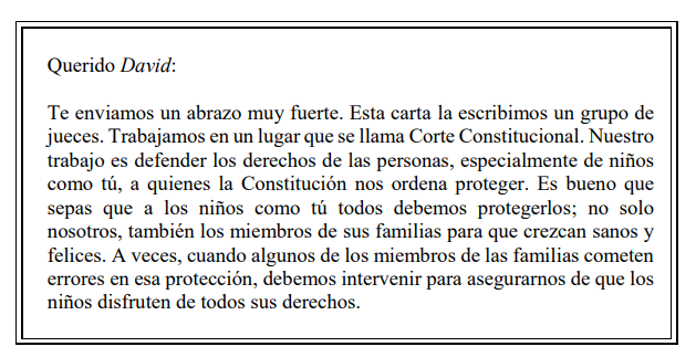 JurisprudenCol's tweet photo. Emotiva carta de la CC : Caso de un niño que fue separado del hogar que conformaba con su madre, como resultado de una actuación administrativa irregular que otorgó la custodia del niño a sus abuelos paternos

El caso se originó por el traslado de la madre y el hijo a otra ciudad por motivos laborales, lo que generó la oposición del padre y los abuelos paternos, quienes iniciaron acciones de restablecimiento de derechos y denuncias por presuntos actos de violencia y abuso sexual contra el menor, con el fin de impedir el cambio de residencia y obtener la custodia del niño.

La Sala de Revisión concluyó que, en efecto, las autoridades administrativas y judiciales de la especialidad familia que han resuelto el asunto, al no considerar la excepcionalidad de la separación de los hijos de los padres, lesionaron el derecho del menor a tener una familia y a no ser separado de ella. Además, llamó la atención sobre el hecho de que las exigencias exclusivas a la madre, y en todo caso desproporcionadas, sobre el cuidado del niño habrían desconocido sus elecciones autónomas de crianza, derivaron en una carga excesiva para aquella, que implicaba complacer a agentes externos de su núcleo familiar (abuelos paternos) y la exponía a una decisión históricamente desventajosa para la mujer, entre consolidar su profesión y el ejercicio de la maternidad, pues la controversia inició en el momento en que la madre decidió trasladarse de ciudad, con la intención de avanzar en su carrera profesional. 

Como consecuencia de este hallazgo, la Sala de Revisión encontró necesario adoptar medidas encaminadas al restablecimiento de los lazos familiares entre madre e hijo, para lo cual estimó imprescindible la reunión de los dos en el hogar materno, que se vio afectado por las medidas que produjeron la violación de los derechos del menor. Pese a las manifestaciones momentáneas del niño sobre su deseo de permanecer con los abuelos paternos, la Sala encontró que, dada la variabilidad de su percepción sobre las relaciones familiares con cada uno de sus parientes, era menester ubicarlo bajo cuidado de su madre, pues estando con ella, incluso ante la existencia del conflicto familiar, identificaba relaciones armónicas con todo su entorno familiar, sin consolidar imágenes negativas de su familia paterna. Bajo su cuidado, puede reconocer más fácilmente vínculos de afecto que soporten su desarrollo integral y armónico.

T-007
Portal de actualización Jurisprudencial. Solicita tu suscripción aquí 👉 https://t.co/LAQoZz9cUI