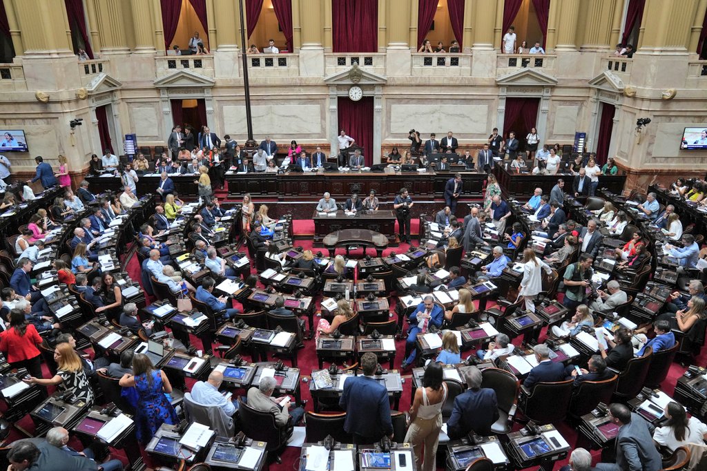 🏛 Desde el principio dijimos que era un proyecto de ley improvisado, con muchas irregularidades e inviable.

La #LeyÓmnibus vuelve a comisión porque a la LLA no le dieron los números para aprobarla.

⬇️