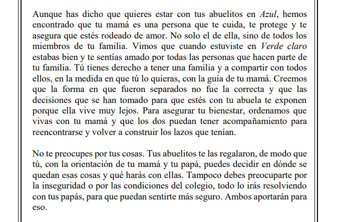 JurisprudenCol's tweet photo. Emotiva carta de la CC : Caso de un niño que fue separado del hogar que conformaba con su madre, como resultado de una actuación administrativa irregular que otorgó la custodia del niño a sus abuelos paternos

El caso se originó por el traslado de la madre y el hijo a otra ciudad por motivos laborales, lo que generó la oposición del padre y los abuelos paternos, quienes iniciaron acciones de restablecimiento de derechos y denuncias por presuntos actos de violencia y abuso sexual contra el menor, con el fin de impedir el cambio de residencia y obtener la custodia del niño.

La Sala de Revisión concluyó que, en efecto, las autoridades administrativas y judiciales de la especialidad familia que han resuelto el asunto, al no considerar la excepcionalidad de la separación de los hijos de los padres, lesionaron el derecho del menor a tener una familia y a no ser separado de ella. Además, llamó la atención sobre el hecho de que las exigencias exclusivas a la madre, y en todo caso desproporcionadas, sobre el cuidado del niño habrían desconocido sus elecciones autónomas de crianza, derivaron en una carga excesiva para aquella, que implicaba complacer a agentes externos de su núcleo familiar (abuelos paternos) y la exponía a una decisión históricamente desventajosa para la mujer, entre consolidar su profesión y el ejercicio de la maternidad, pues la controversia inició en el momento en que la madre decidió trasladarse de ciudad, con la intención de avanzar en su carrera profesional. 

Como consecuencia de este hallazgo, la Sala de Revisión encontró necesario adoptar medidas encaminadas al restablecimiento de los lazos familiares entre madre e hijo, para lo cual estimó imprescindible la reunión de los dos en el hogar materno, que se vio afectado por las medidas que produjeron la violación de los derechos del menor. Pese a las manifestaciones momentáneas del niño sobre su deseo de permanecer con los abuelos paternos, la Sala encontró que, dada la variabilidad de su percepción sobre las relaciones familiares con cada uno de sus parientes, era menester ubicarlo bajo cuidado de su madre, pues estando con ella, incluso ante la existencia del conflicto familiar, identificaba relaciones armónicas con todo su entorno familiar, sin consolidar imágenes negativas de su familia paterna. Bajo su cuidado, puede reconocer más fácilmente vínculos de afecto que soporten su desarrollo integral y armónico.

T-007
Portal de actualización Jurisprudencial. Solicita tu suscripción aquí 👉 https://t.co/LAQoZz9cUI
