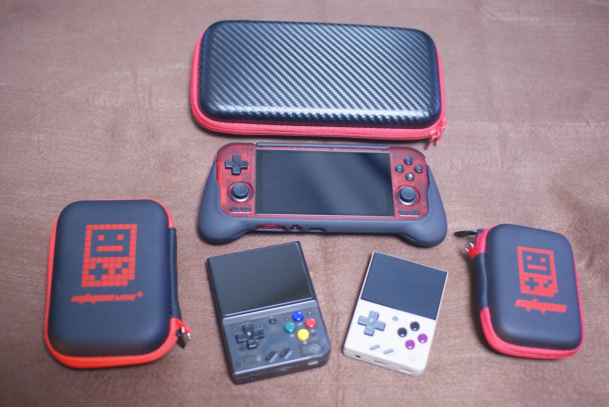 fujimaro_x's tweet photo. ワシの中華エミュ機三兄弟。ケースのカラーリングもお揃いや。かわええ。#MiyooMini　#RetroidPocket4 https://t.co/jiWiigDbWS