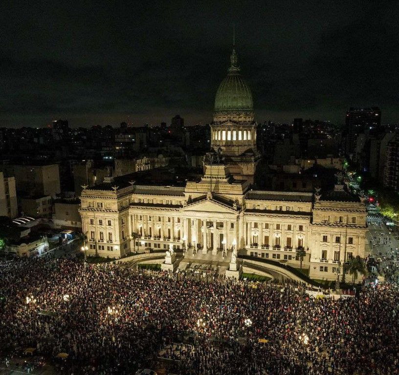 MercedesCabezas's tweet photo. NO NOS HAN VENCIDO!

La caída de la ley es completa y la aprobación en general pierde efecto. O sea, el proceso vuelve a empezar de cero.
Qué significa? Que no hubo acuerdo, pero tampoco vamos a aceptar un plebiscito. 
Que se entienda, todo debe ser dentro de los acuerdos constitucionales. 
Nos reprimieron durante tres días y acá estamos.
Nos atacan en redes sociales y en la vía pública y acá estamos.
Cortan medicamentos oncológicos.
Quieren privatizar el Estado, otra vez. La deshumanización es total y absoluta. Pero la violencia nunca es el camino.
ACÁ ESTAMOS! LA PATRIA NO SE VENDE!

#CaputoEsLaCasta #LaDeudaEsConElPueblo  #ElPuebloSiempreTriunfa