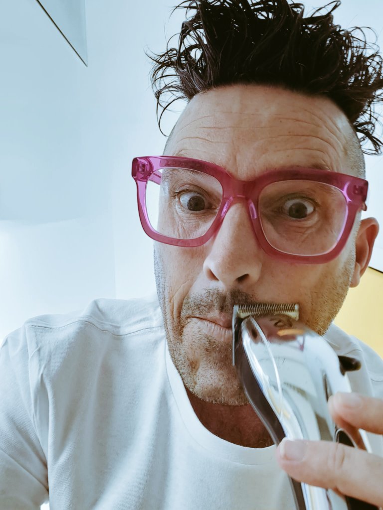 pengepandatante's tweet image. Fresh cut
Fresh white tea shirt.
Mustache...

See ya alligator... my dream date is not gonna stand for you.

Love know no boundaries except for that momo!

#datetime