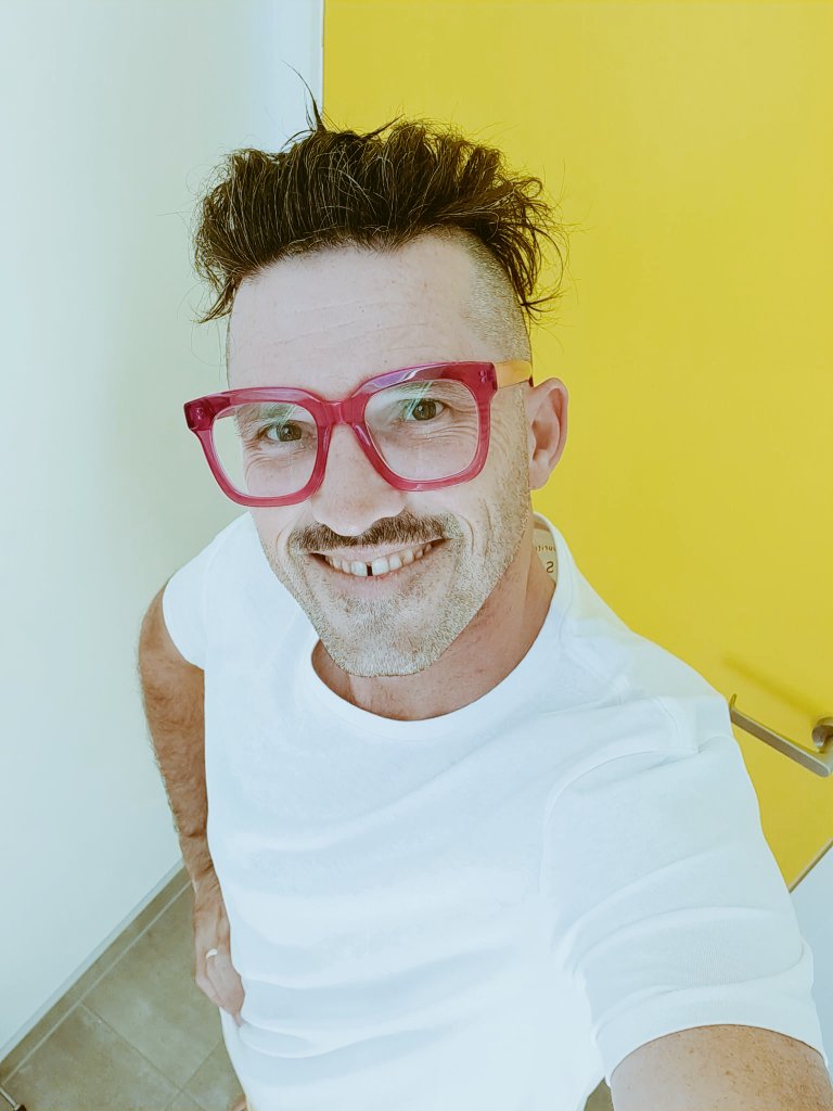 pengepandatante's tweet image. Fresh cut
Fresh white tea shirt.
Mustache...

See ya alligator... my dream date is not gonna stand for you.

Love know no boundaries except for that momo!

#datetime