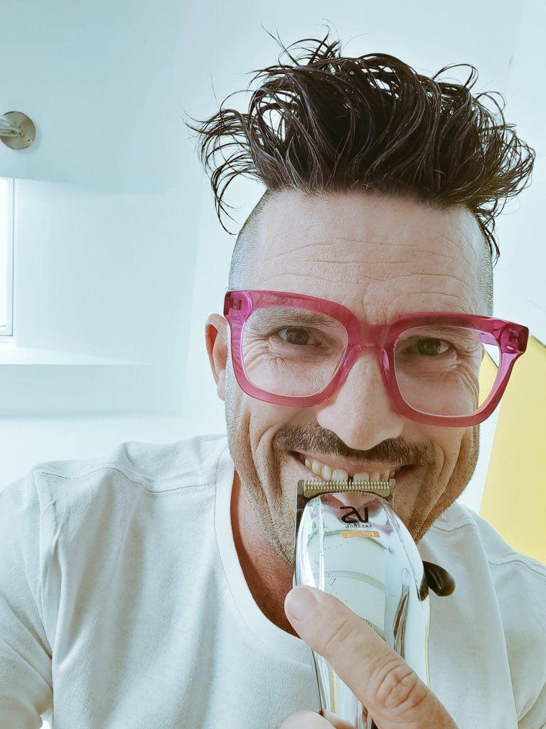 pengepandatante's tweet image. Fresh cut
Fresh white tea shirt.
Mustache...

See ya alligator... my dream date is not gonna stand for you.

Love know no boundaries except for that momo!

#datetime