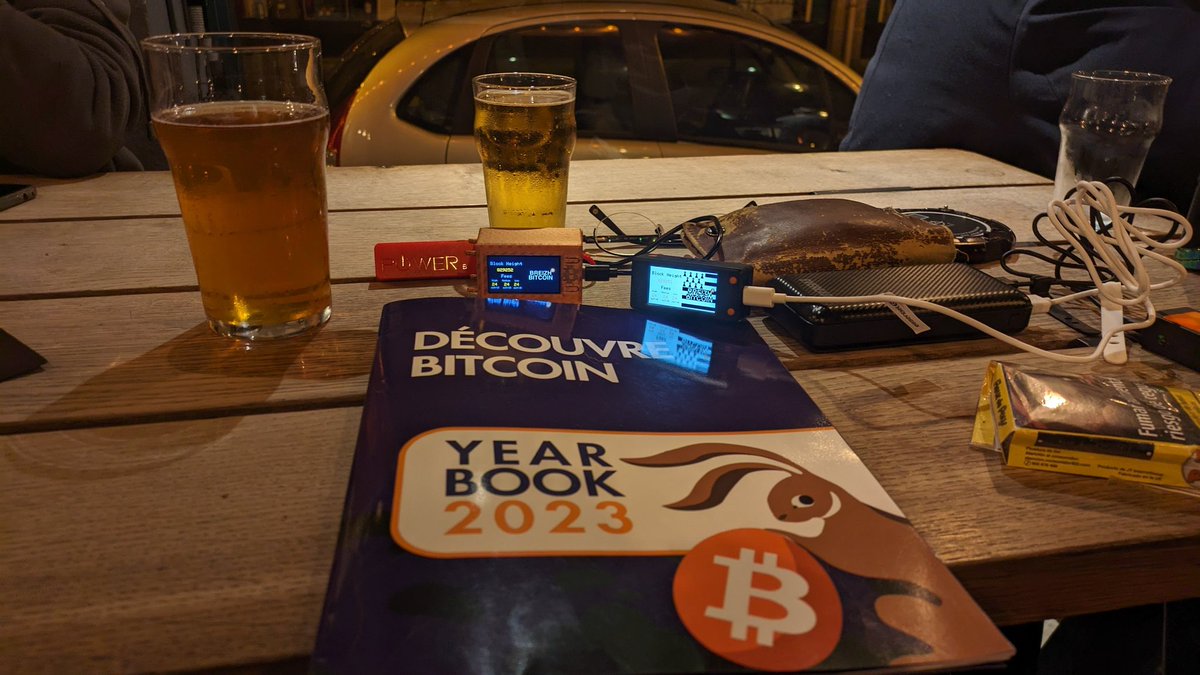 Scuba_Wizard's tweet image. Présentation du Year Book 2023 de @DecouvreBitcoin et de #DataBlock🔸🔶🔸 lors du meetup @BreizhBitcoin 🔥