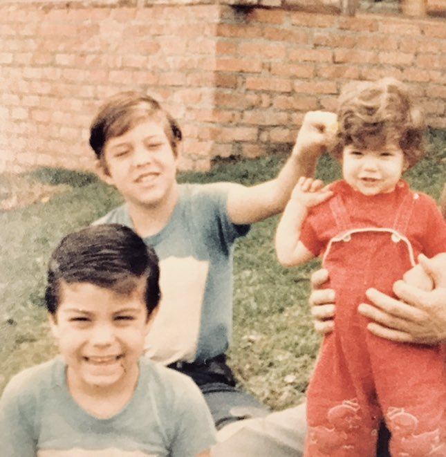 Tengo una foto aún más antigua molestando a mi hermanita… por aquello de querer irse aún más atrás 😊