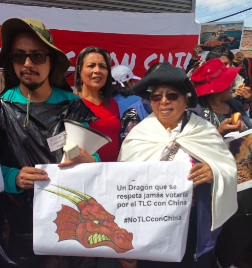 ¡El TLC con China pone en riesgo a 299.000 productores de lácteos! ##NoTLCChina
<a href="/Adnecuadorok/">AdnEcuadorOk</a> <a href="/La6Ecuador/">La6 y Aliados 🇪🇨 | Partido Social Cristiano</a> @GENTEBUENAECU <a href="/Construye_Ecu/">Construye_Ecu</a>
<a href="/erbs_maria/">Maria Mercedes Erbs</a>
<a href="/sofisanchezu/">Sofía Sánchez</a>
@Jaimemoreno83
<a href="/Vivizam25/">Viviana Zambrano</a>
<a href="/gissmolina2021/">Gissella Molina</a>
<a href="/gabobedon/">Gabo Bedón Alvarez</a>
<a href="/JCCamchoDavila/">Juan Carlos Camacho Dávila</a>
<a href="/HernanZapataR/">Hernán Zapata</a>
<a href="/DrCamiloSalinas/">Camilo Salinas Ochoa</a>