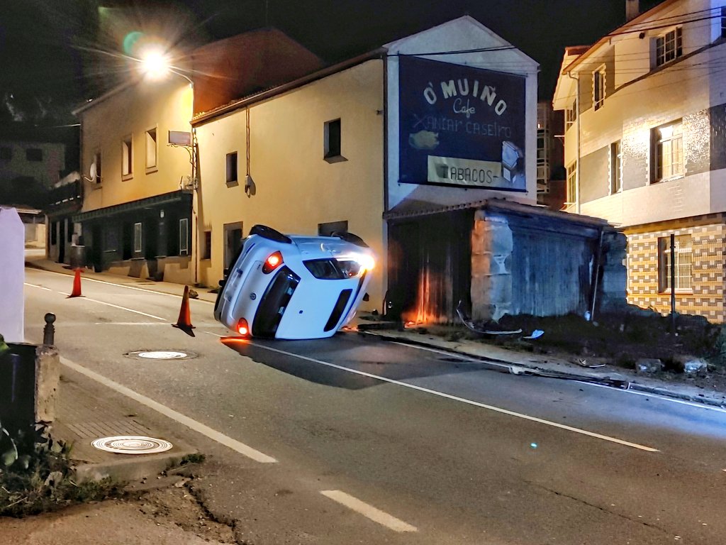 EloyTP's tweet photo. #Coruña - Accidente en la carretera de Feáns con coche volcado.

Ya está la @Policia_Coruna 🚓 en el lugar.

#Tráfico 🚙🚗 https://t.co/PWMuwFKhjf