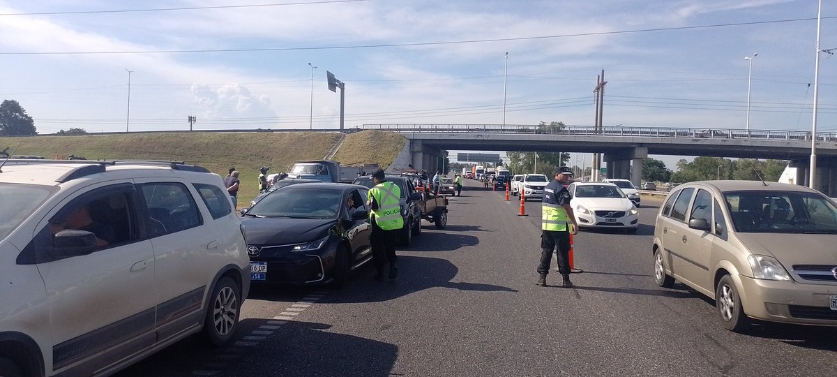 GustavoAdda's tweet photo. Hoy llevamos adelante un nuevo #OperativoConjunto interagencial entre @InfoSegVial, @RedSegVial, @SCyCRos y @DGTRosario en #Circunvalación.
Es nuestro compromiso profundizar seriamente el trabajo conjunto y las acciones positivas en materia de #SeguridadVial.
#HayControl. https://t.co/PnXNAMZbiC