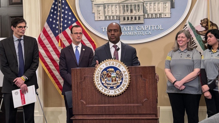 CADeptEd's tweet photo. Expanding access to computer science for ALL CA students! 👩🏻‍💻

State Supt. @TonyThurmond joined @AsmMarcBerman to unveil new legislation requiring that all public high schools statewide offer at least one computer science education course. https://t.co/raxqC92dfL