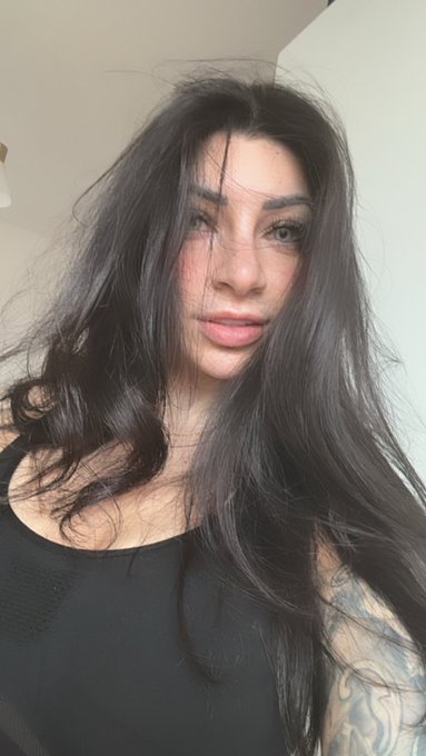 No makeup look today😴 Do you miss me? https://t.co/p5Tw5Shk89