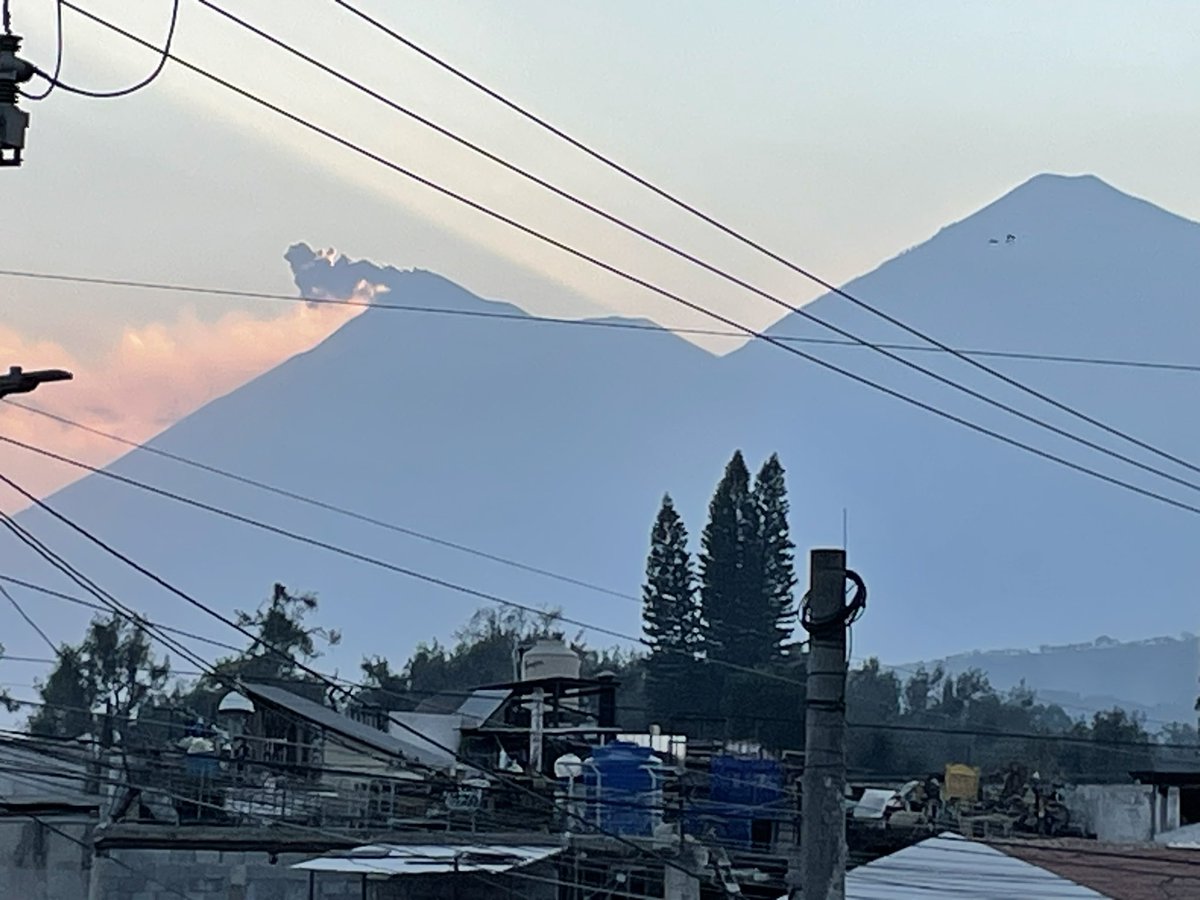 Volcan #Fuego has tiny explosions every ~15 minutes, clearly visible now that the sun has set behind the volcanoes. You can even see the 2 previous puffs heading down wind and the gaseous cloud beneath. #CoV12 @COVolcanoes12