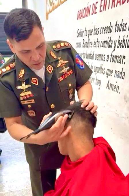 El Oficial es el espejo de sus tropas, por consiguiente debe ser su primer educador  en virtudes, ejemplo, valores y principios, formando parte de la fuerza propulsora que actúa como pilar de energía bolivariana, insuflando en cada combatiente hijo de la patria.
#IntegraEsVencer