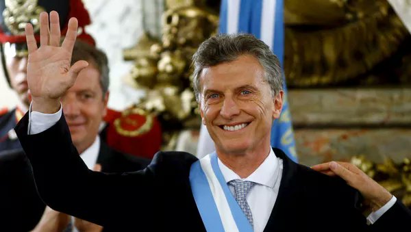 Cada día se agiganta el gobierno del Ingeniero Mauricio Macri. Sin facultades delegadas, construyendo acuerdos y consensos, aguantando 14 toneladas de piedras y sin perder nunca su rol de líder y estadista. 
En 2019 era Mauricio, perdió Argentina.