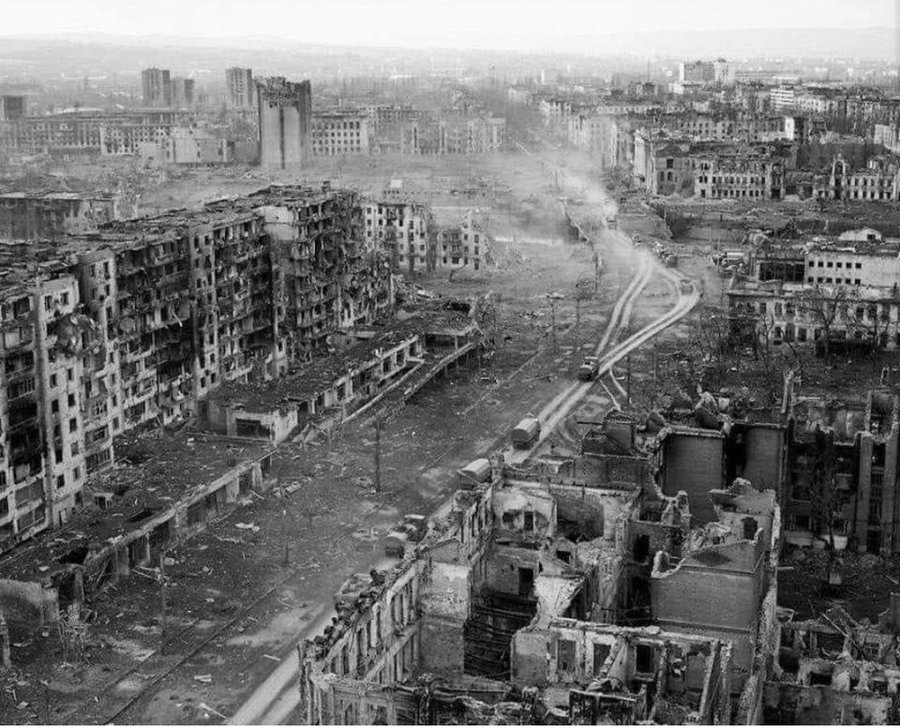 federicoalves's tweet photo. No, esta foto no es Ucrania. Esto es Chechenia. En 1999, la capital, Grozny, fue destruida por los rusos. Pero tres años antes, Rusia firmó un tratado de paz con los chechenos. Habían perdido la guerra y necesitaban una pausa. Sólo para regresar y matar hasta 300.000 chechenos, el 25% de toda la pequeña pero orgullosa nación que quería libertad. Así terminan siempre las conversaciones de paz con Rusia. Por eso Ucrania no los quiere hasta que abandonen nuestra tierra. Por eso pedimos armas. Por cierto, el primer presidente checheno, Dzhokhar Dudayev, fue asesinado por un misil ruso durante una conversación telefónica el 21 de abril de 1996. Calcularon su paradero y lo mataron, pretendiendo negociar. Y en 1995, dijo en una entrevista: "Rusia eventualmente se enfrentará a Ucrania. Rusia caerá cuando salga el sol de la libertad ucraniana". Lo supo hace 28 años.