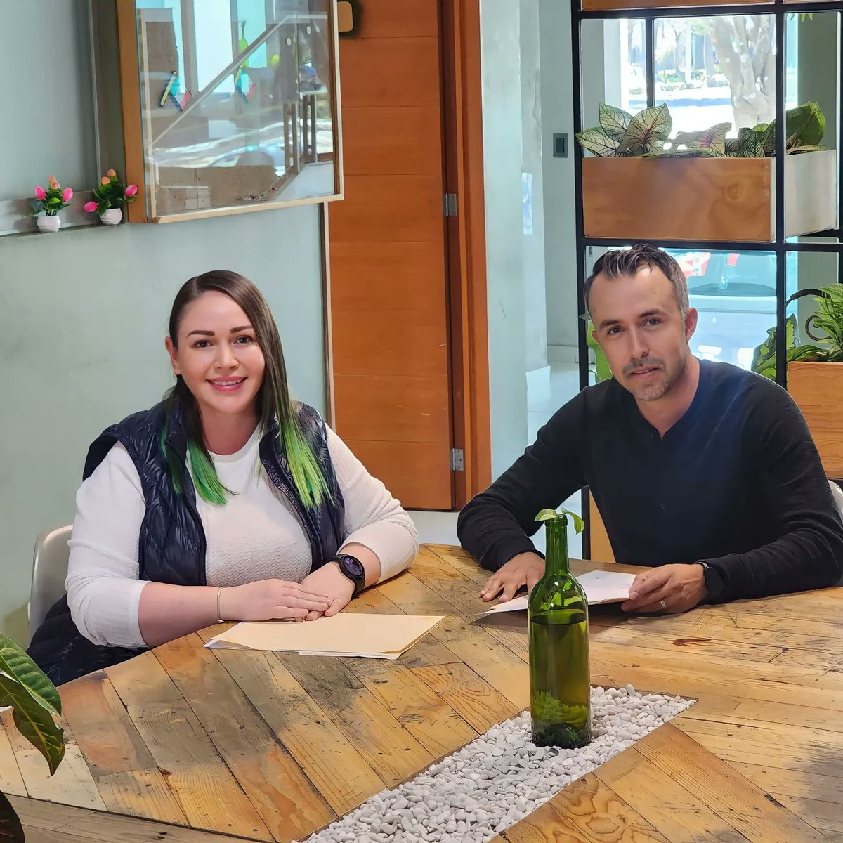 Siempre es un gusto reunirme y trabajar en conjunto con nuestro Diputado Federal del #Distrito17, Lupe Buenrostro ¡Les mando un fuerte abrazo!

#ErikaRamirez #PVEM #Jalisco #SomosVerdes