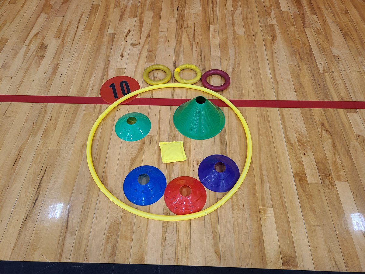 RRMrsMulloyPE's tweet photo. Funny Face with 2nd grade! Learning emotions AND how to follow a map! #letkindnessguideyou #healthmovesminds #yoeagles #RRPE https://t.co/pdYqroebzP