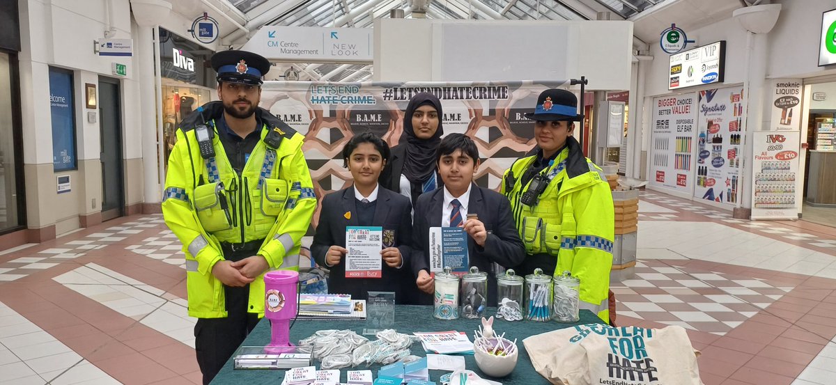 Huge shoutout to our #youthvolunteers from @derbyhighbury who assisted to give out leaflets to shoppers @MillGateBury today to raise awareness of reporting #hatecrime
#hatecrimeawarenessweek
@BuryVCFA @chrishillgmp @gmpolice @MPA_GMP @BBCRadioManc @BuryMarket @burymayor
