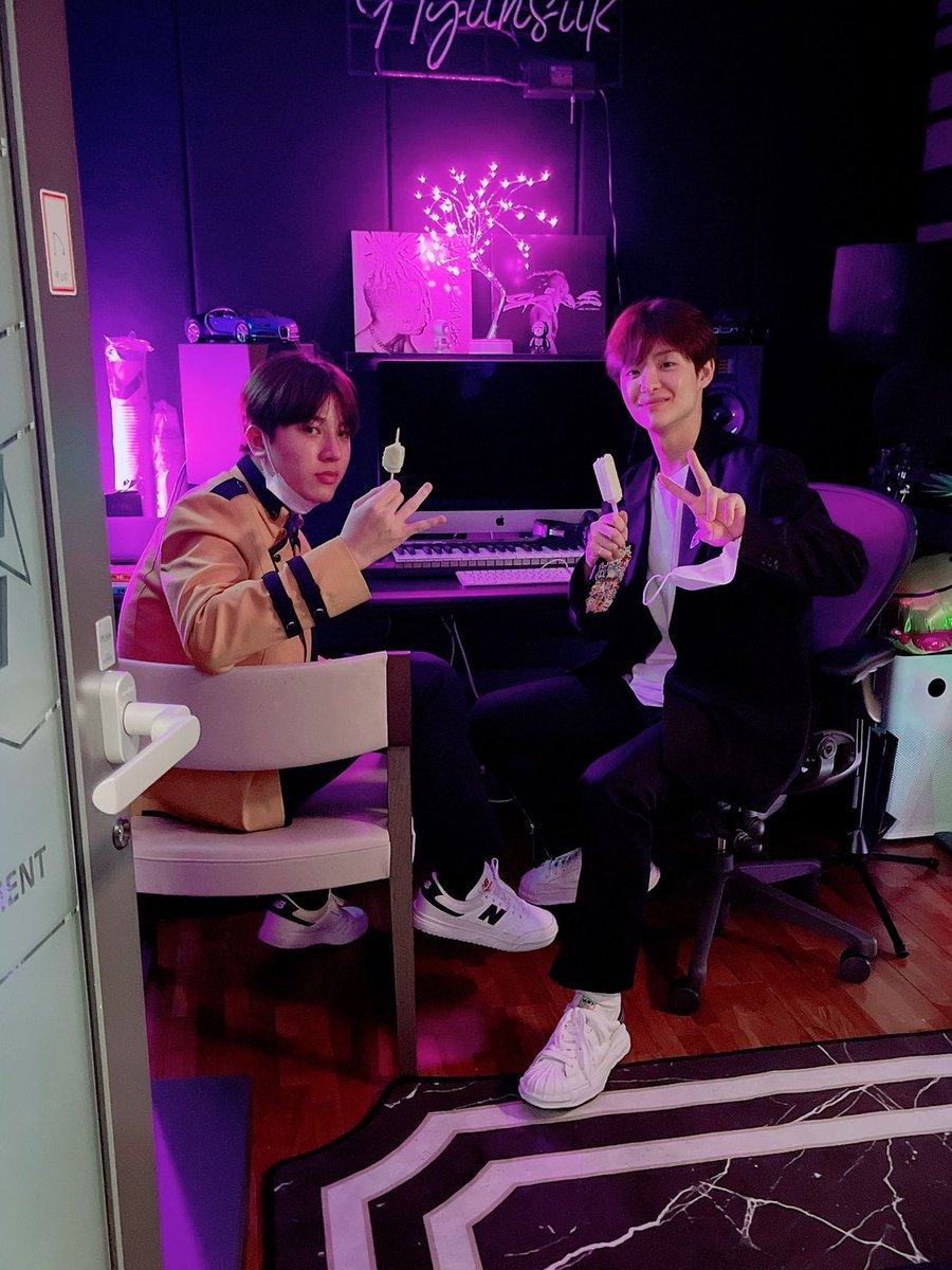 hamadasatara's tweet photo. Keknya baru kemaren dijemput Jihoon, diajak makan bareng ya meskipun social distancing, dibeliin es krim, terus nongkrong di studionya hyunsuk 🥺!!

HWAN STEP AHEAD
#JUNGHWANderfulDayinSOPA 
#모범소학생졸축
#ファニちゃんの第２ボタンはトゥメのもの
#SOJUNGHWAN #소정환 https://t.co/Z4rBM9lJ3L