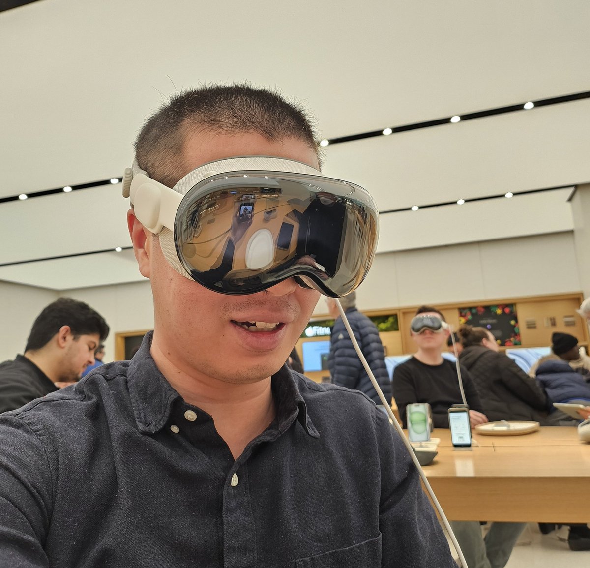 AVP店里试玩测评：视觉效果很好，像素高画面流畅。声音也不错，还不需要戴耳机。手眼结合的操作方法很简单易学也比较自然顺畅。主要问题是太重了，试用半小时到中途就觉得有点不舒服。当然最大的缺点是太贵了🥹