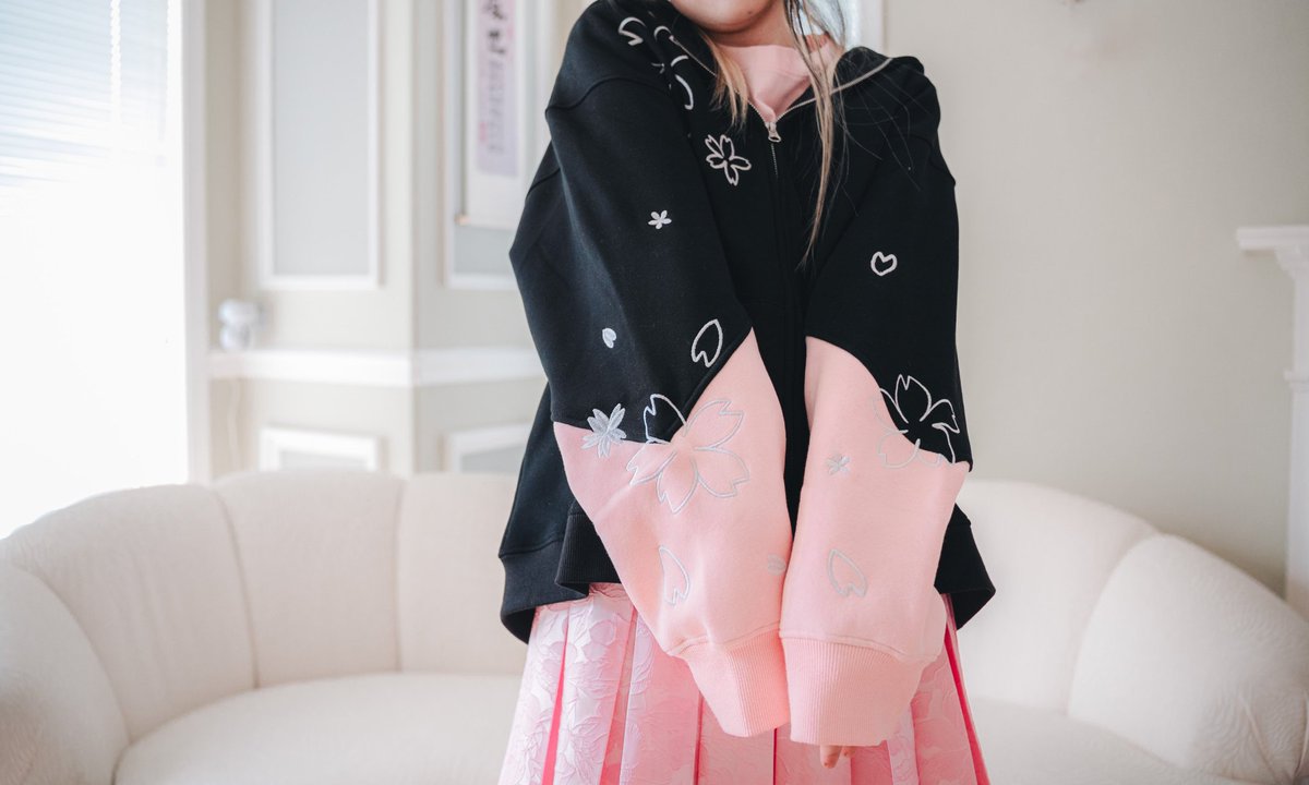 「sleeves full of petals  」|Chiro🐟Kawaii Kon AA#517➡️Sakura-con 527のイラスト