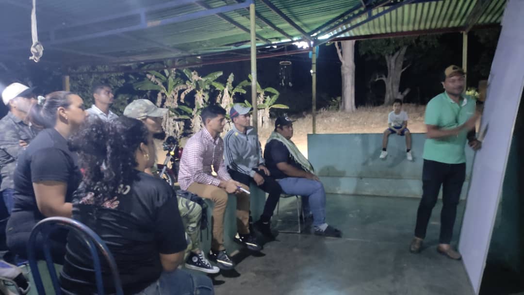 GuaricoMRT2's tweet photo. El avance  de nuestros cuadros revolucionarios está en la Formación constante, planteando ideas que nos permita seguir avanzando en la construcción de nuestro planteamiento politico.

La Formación es nuestra luz 🔴⚫

#JusticiaYPaz 
@NicolasMaduro https://t.co/CnUa8iwBGn