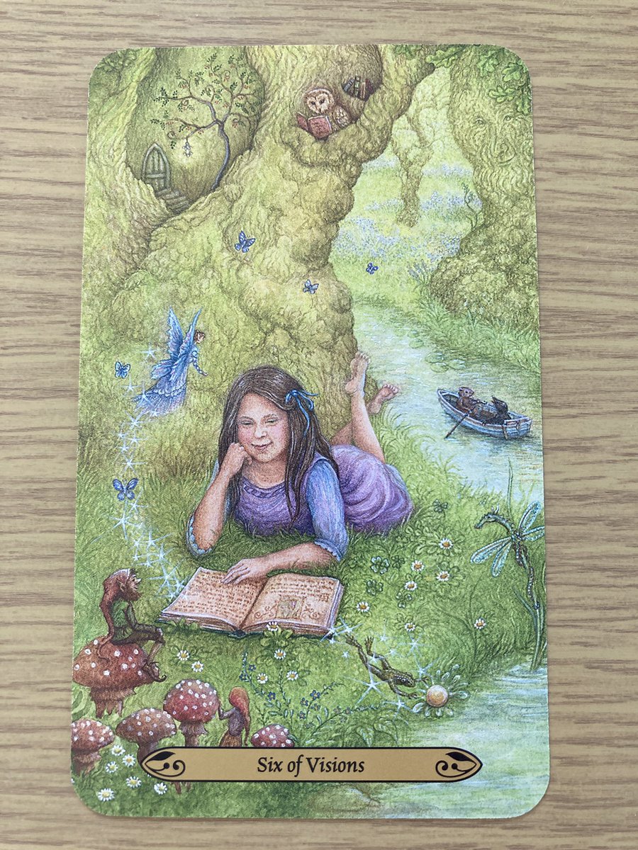 今日の1枚「Six of Visios」🧚🏻‍♂️

私たちは大人になると、子供じみたものを捨て、人生を真剣に受け止めるようになることが求められます。

でも、当時の魔法は今も使える。私たちが求められているのは、そこに心を開くことだけ。童心に立ち返り、あの頃の気持ちを思い出しましょう。