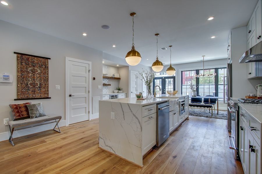 VKB_KitchenBath's tweet photo. Illuminate your culinary world! ✨ Our kitchen transformation showcases strategic gold pendants for a warm glow. Lighting matters! Explore VKB's design brilliance: https://t.co/IZFWwsc2sC 💡🏡 #KitchenDesign #LightingMagic #VKBTransformations https://t.co/T6nd9PSVDQ