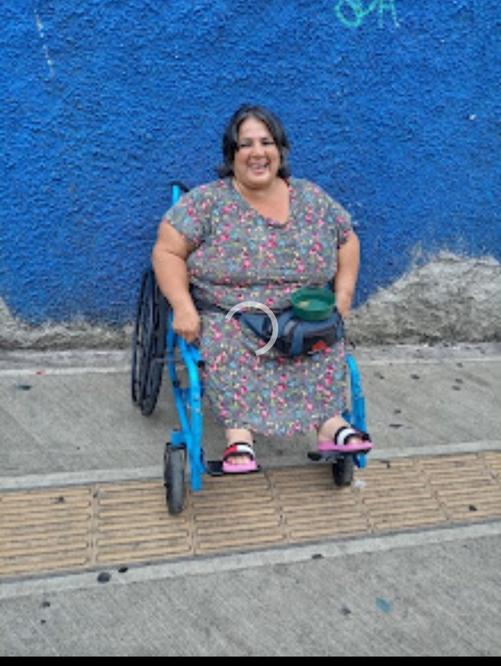 Recuerda a doña Julia. La señora perseguida por la Policía Municipal de Alajuela por vender gomitas de eucalipto. En diciembre le ayudamos a que se ganara un aguinaldo con la rifa de esa plancha.
Mañana le estamos llevando un mini diario a El Cerro de