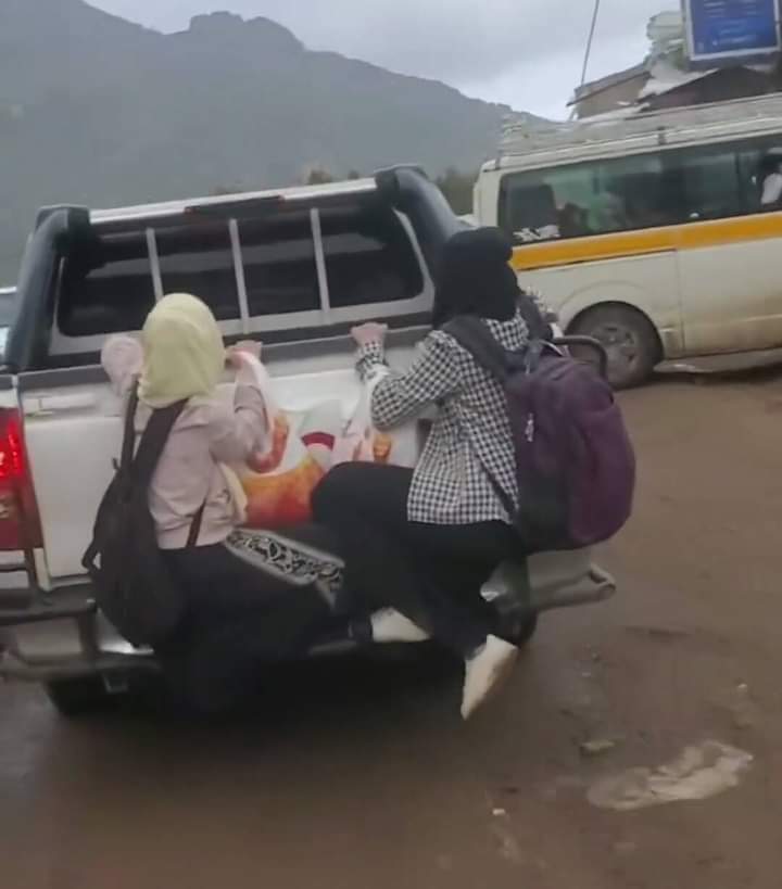 والله اتمنى ومعي هايلكس
والله ما ارد اي شخص يحتاج انك توصله معك
تحياتي لكل صاحب هايلكس يوقف وطلع معه من يحتاج للتوصيل🤣🤣🤣🤣🤣