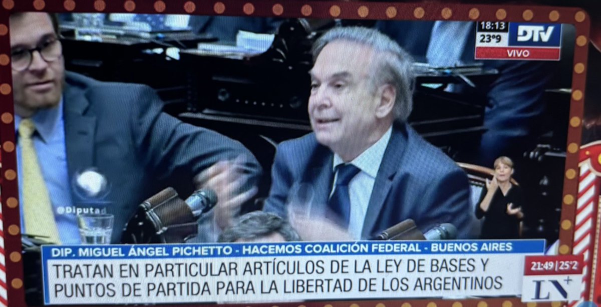 raulamigo's tweet photo. Con traidores como Pichetto, queda claro que no quieren renunciar ni a privilegios ni a sus juegos de poder. En el medio la gente sufriendo y esperando que hagan algo por ellos. https://t.co/Tw0ALm1Uxv