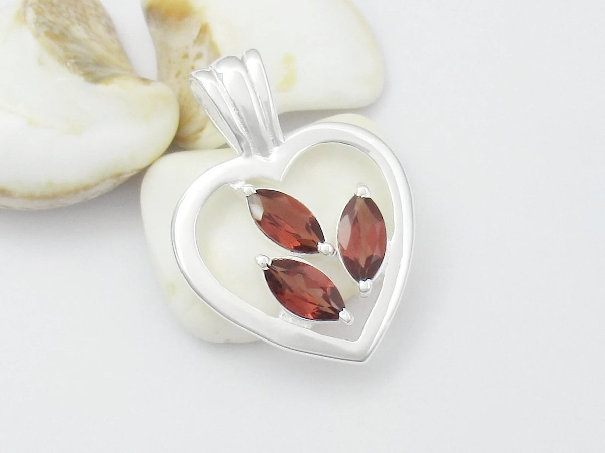 925 Sterling Silver Garnet Gemstone Heart Pendant
etsy.com/au/listing/140…
#jewellery #jewelry #handmade #handcrafted #womensgift #giftidea #shoplocal #gift #bohochic #giftsforher #boho #jewelrylover #silversmith #byronbay #QLD #shopsmall #silver #gifts #etsyAU #picoftheday