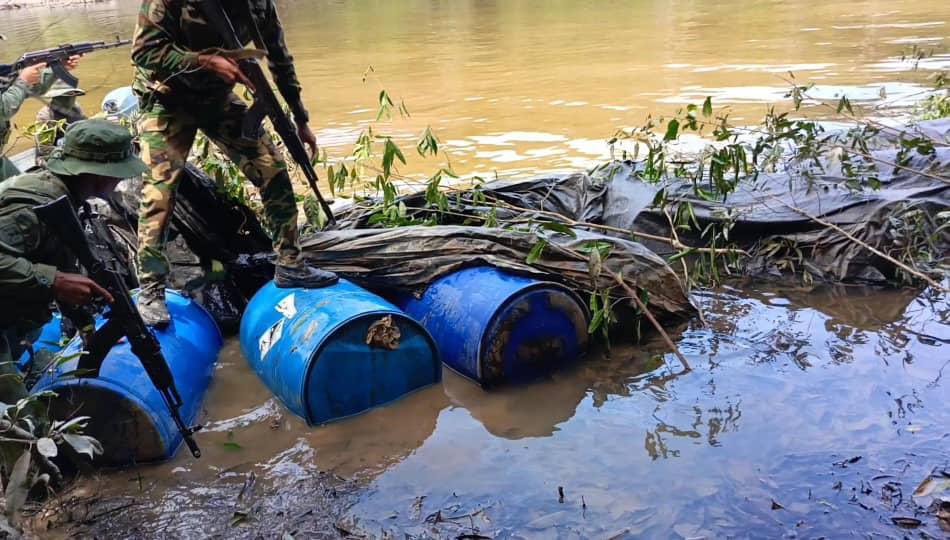 dhernandezlarez's tweet photo. En el marco de la Operación Escudo Bolivariano “Neblina 2024” en el estado Amazonas, en las márgenes del Río Orinoco #FANB localiza y destruye una caleta logística presuntamente usados por los grupos de mineros ilegales, conformada por 20 contenedores de 220 litros, contentivos de 4.400 litros de gasolina. 
Venezuela es territorio de Paz. No se permitirá la permanencia arbitraria de grupos ilegales en territorio venezolano depredando el medio ambiente. Su protección es un deber constitucional.

#IntegrarEsVencer