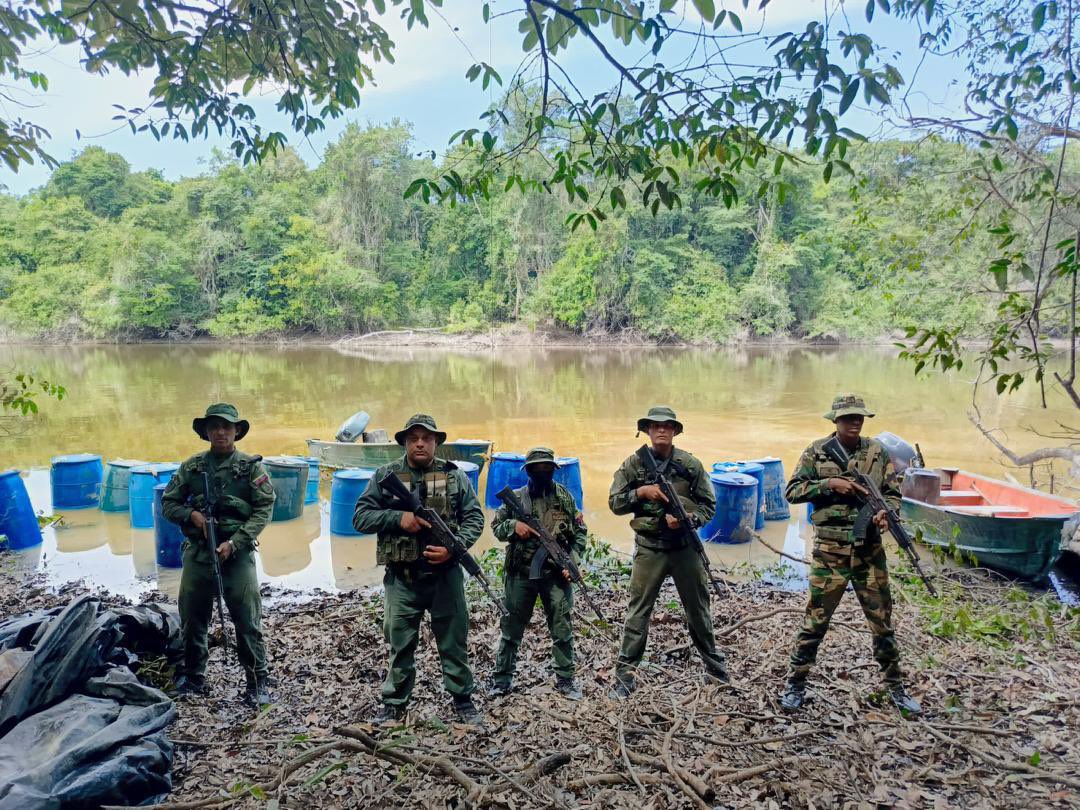 dhernandezlarez's tweet photo. En el marco de la Operación Escudo Bolivariano “Neblina 2024” en el estado Amazonas, en las márgenes del Río Orinoco #FANB localiza y destruye una caleta logística presuntamente usados por los grupos de mineros ilegales, conformada por 20 contenedores de 220 litros, contentivos de 4.400 litros de gasolina. 
Venezuela es territorio de Paz. No se permitirá la permanencia arbitraria de grupos ilegales en territorio venezolano depredando el medio ambiente. Su protección es un deber constitucional.

#IntegrarEsVencer