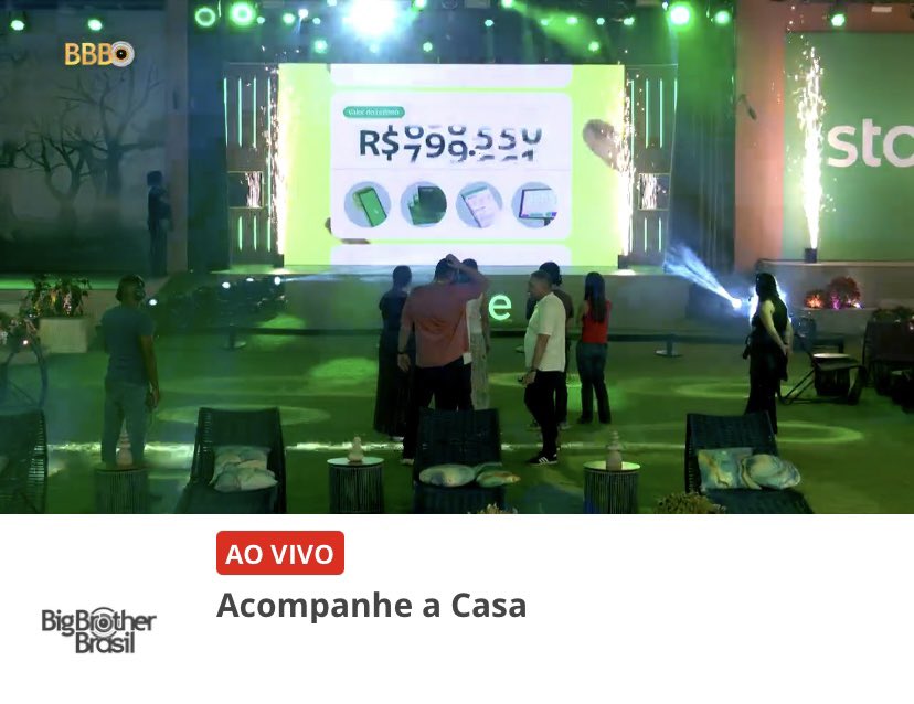 bau_ayres's tweet photo. E vazaram a produção do BBB no gramado arrumando o bota pra girar. Estagiário vai ser demitido hj https://t.co/ZifMf0LXbY