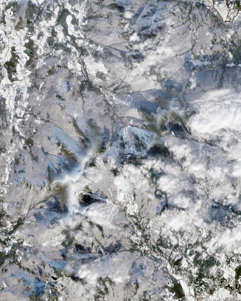 Just a touch above a Birds Eye view 🦜 Can you guess the resorts? 🛰️ 
First one to get the correct resorts wins the feeling of being right 👍

📷 @kopacki.py

#SkiTheEast #BornFromIce #KeepTheShredAlive