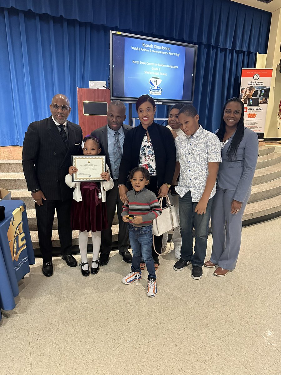 Congratulations to our District 1 Student of the Month! Thank you @docstevegallon for celebrating our students! @alexsantoyo75 @YeseniaAponte05 @MDCPSNorth #yourbestchoicemdcps
