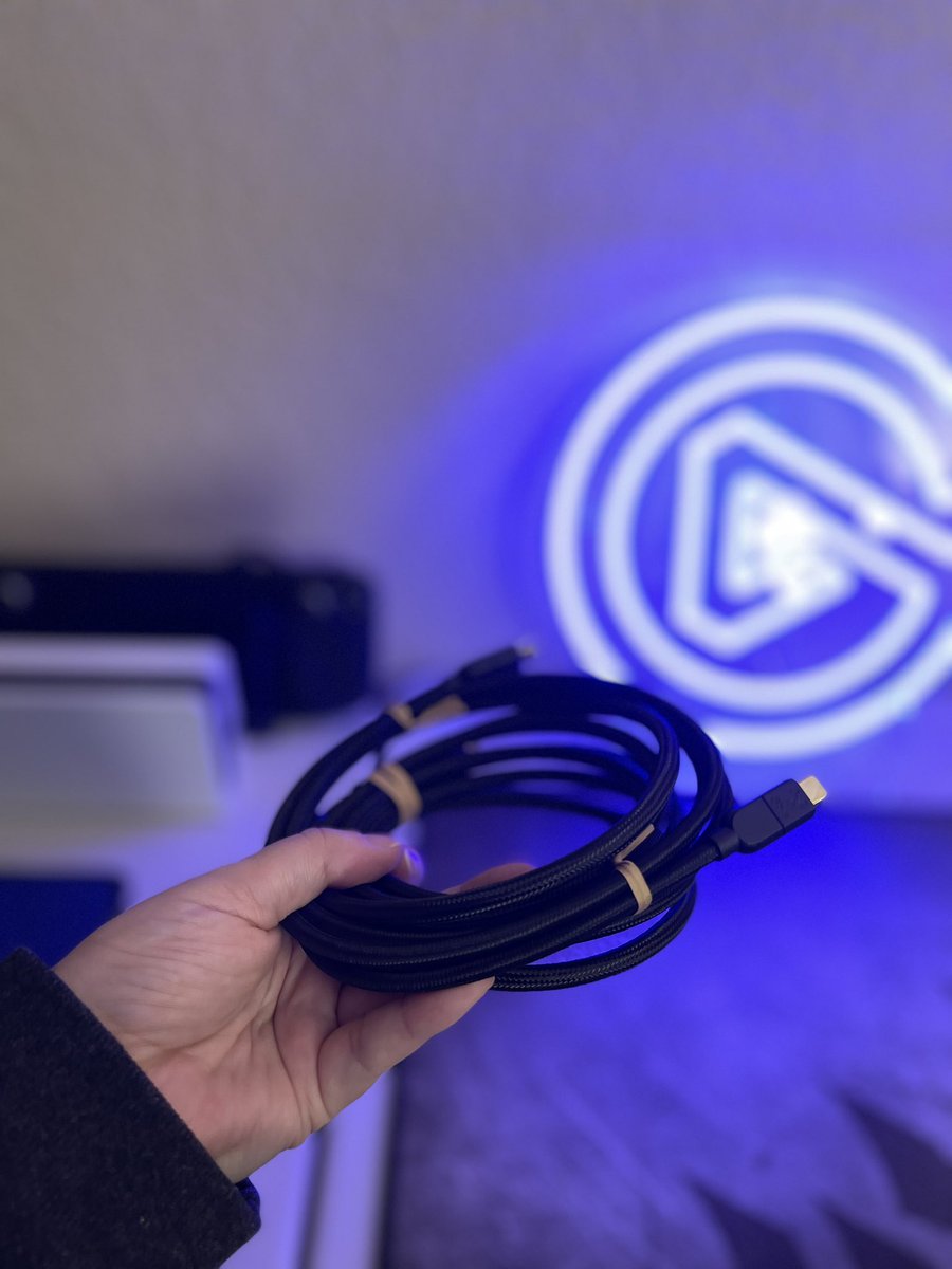 iLadyVic's tweet photo. Pics or it didn’t happen! #elgato #unboxing #4KX #CaptureCard @elgato https://t.co/kWGlLzZwS1